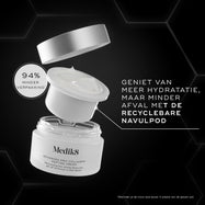Pot van Medik8 Advanced Pro-Collagen+ Peptide Cream weergegeven met een recyclebare navulpod die erboven zweeft, tegen een zwarte achtergrond met hexagonale graphics. Tekst benadrukt 94% minder verpakking en zichtbare resultaten met minder afval.