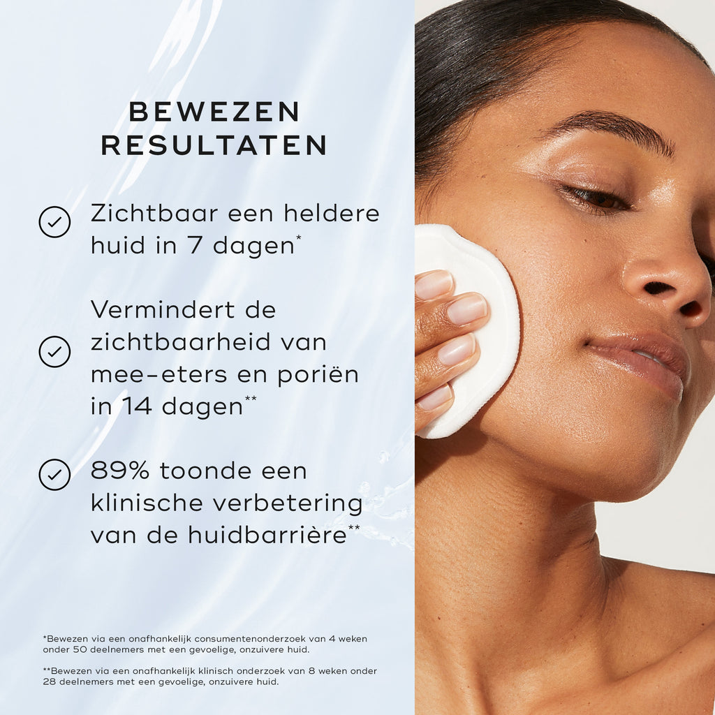 Een model brengt toner aan met een wattenschijfje, naast tekst die “Bewezen resultaten” vermeldt, waaronder “7 dagen tot een gezuiverde, gezonder ogende huid*” en “38% vermindering van zichtbare onzuiverheden**