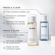 De Medik8 Press & Glow- en Press & Clear-tonicflessen staan op witte sokkels tegen een strakke, lichte achtergrond. Tekst vermeldt de voordelen van PRESS & CLEAR: het aanpakken van zichtbare onzuiverheden, het ontstoppen en het zuiveren van de huid. De voordelen van PRESS & GLOW zijn: het gladder maken van een oneffen huidtextuur, het versterken van de zichtbare glow en het zichtbaar egaliseren van de teint.