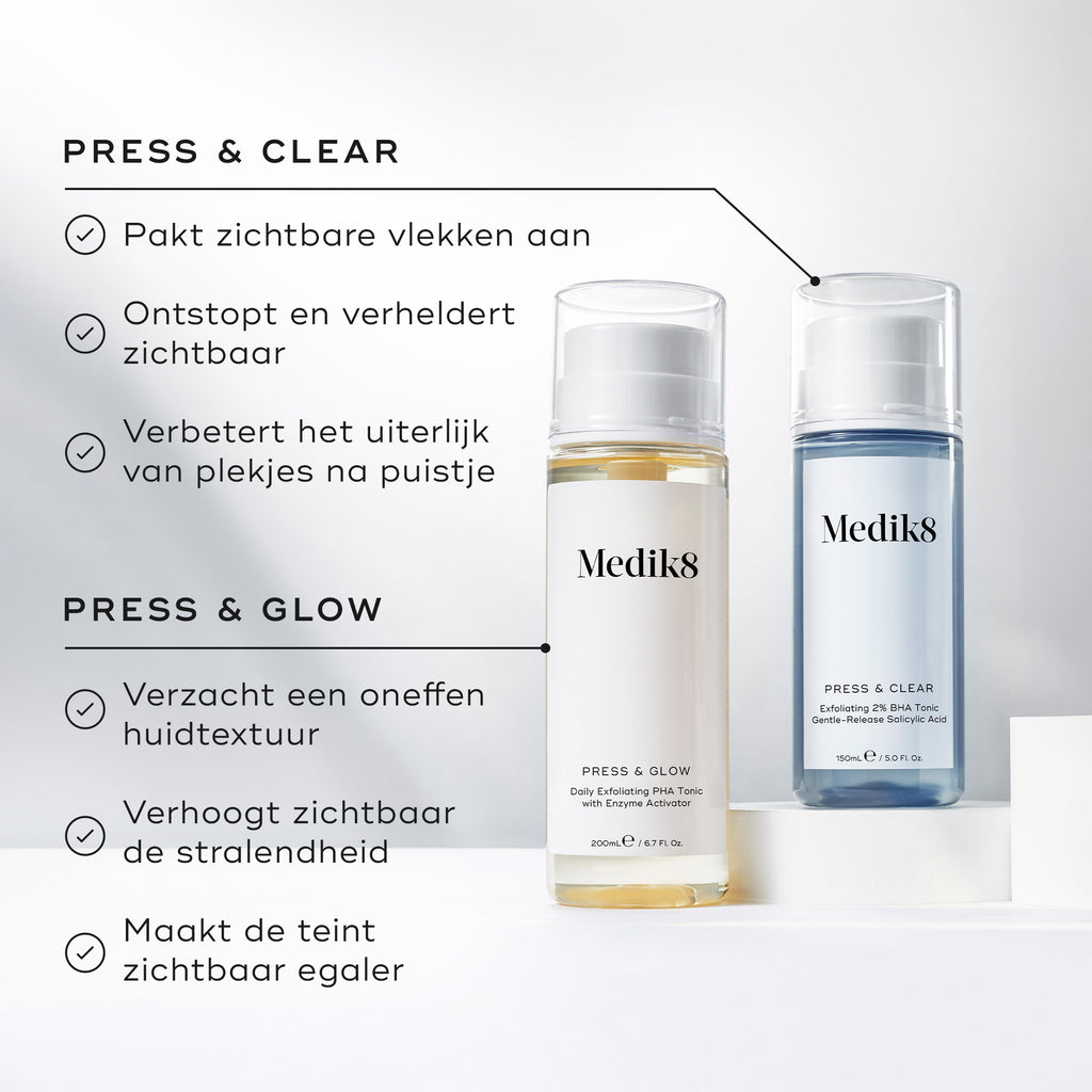 De Medik8 Press & Glow- en Press & Clear-tonicflessen staan op witte sokkels tegen een strakke, lichte achtergrond. Tekst vermeldt de voordelen van PRESS & CLEAR: het aanpakken van zichtbare onzuiverheden, het ontstoppen en het zuiveren van de huid. De voordelen van PRESS & GLOW zijn: het gladder maken van een oneffen huidtextuur, het versterken van de zichtbare glow en het zichtbaar egaliseren van de teint.