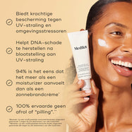 Een lachend model houdt een tube Medik8 Advanced Day Ultimate Protect vast tegen een warm beige achtergrond, met een veeg witte crème op haar wang. De tekst benadrukt vier kernvoordelen: krachtige bescherming tegen UV-stralen en omgevingsfactoren, herstel van DNA-schade na blootstelling aan de zon, 94% vindt dat het aanvoelt als een moisturizer, en 100% ervaart geen rullen of korreltjes bij het aanbrengen.