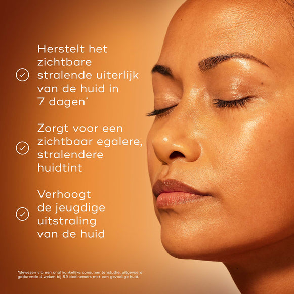 Close-up van een model met een stralende teint, met daarnaast een lijst van klinisch bewezen voordelen van Medik8 C-Tetra Luxe: een gezonde gloed na 1 gebruik, minder rimpels en pigmentvlekken na 4 weken, en diepe voeding. Een voetnoot verwijst naar een onafhankelijk klinisch onderzoek bij 36 deelnemers.-hover-1