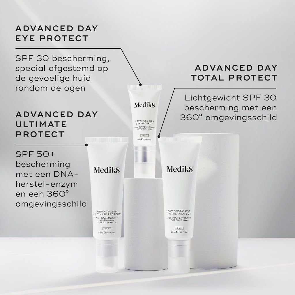 Drie Medik8 zonnebrandcrèmes gepresenteerd op witte podia tegen een grijze achtergrond. De labels identificeren: Advanced Day Eye Protect (SPF 30 bescherming voor de oogzone), Advanced Day Ultimate Protect (SPF 50+ bescherming met DNA-herstelenzymen) en Advanced Day Total Protect (lichte SPF 30 met een 360° milieubescherming).