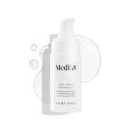 Medik8 Exo-PDRN Prismatic+ Youthful Vitality Serum pompflacon naast een transparante serumtextuur op een zachte, iriserende achtergrond.