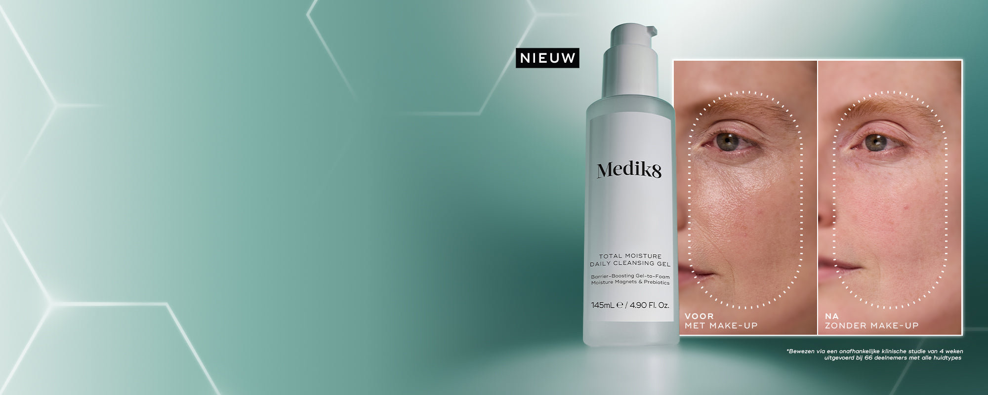 Een fles van Medik8 Total Moisture Daily Cleansing Gel wordt weergegeven naast een gesplitste close-up van de wang- en oogzone van een persoon op een turquoise-groene achtergrond met subtiele zeshoekige patronen. De linkerkant is gelabeld met “VOOR MET MAKE-UP” en toont huidtextuur en foundation op de huid. De rechterkant is gelabeld met “NA ZONDER MAKE-UP” en toont een zichtbaar egalere, schonere en stralendere huid. Een klein zwart label boven de fles vermeldt “NIEUW” en de kleine tekst onderaan verwijst 