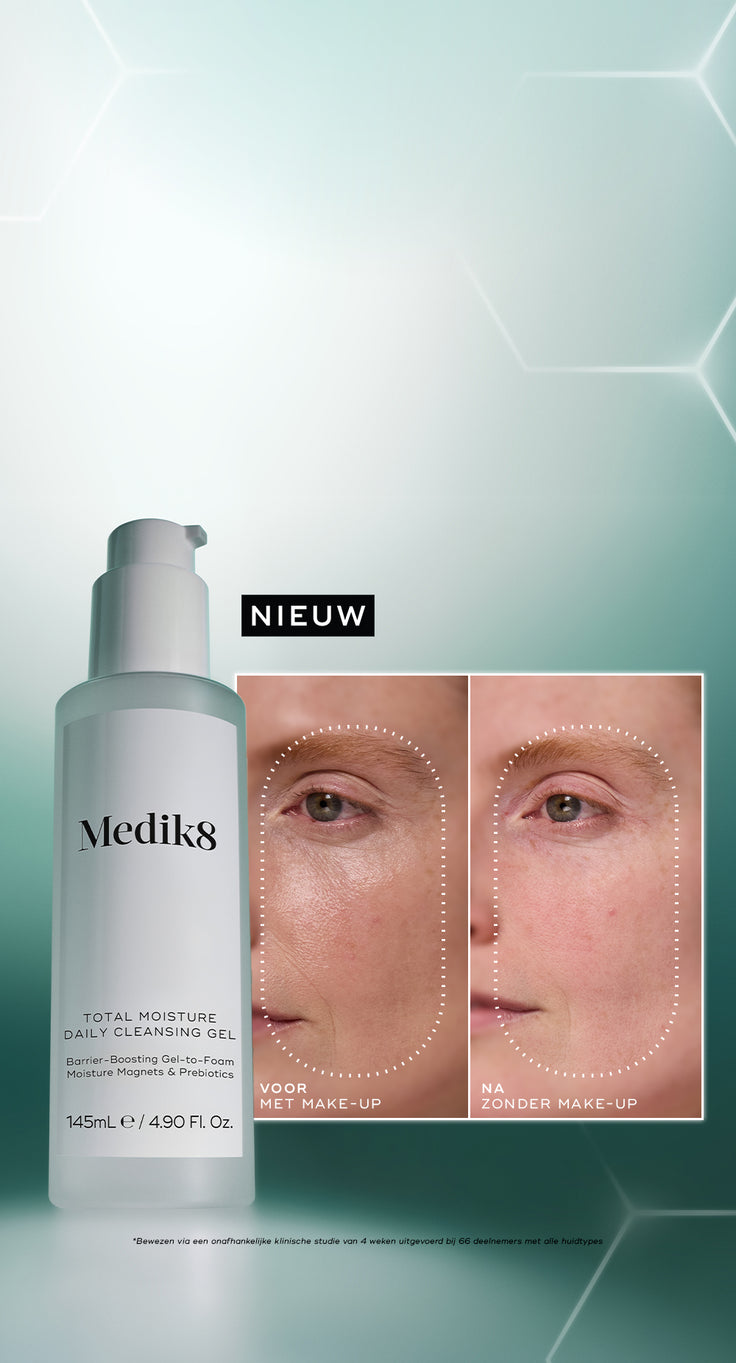 Een fles van Medik8 Total Moisture Daily Cleansing Gel wordt weergegeven naast een gesplitste close-up van de wang- en oogzone van een persoon op een turquoise-groene achtergrond met subtiele zeshoekige patronen. De linkerkant is gelabeld met “VOOR MET MAKE-UP” en toont huidtextuur en foundation op de huid. De rechterkant is gelabeld met “NA ZONDER MAKE-UP” en toont een zichtbaar egalere, schonere en stralendere huid. Een klein zwart label boven de fles vermeldt “NIEUW” en de kleine tekst onderaan verwijst 