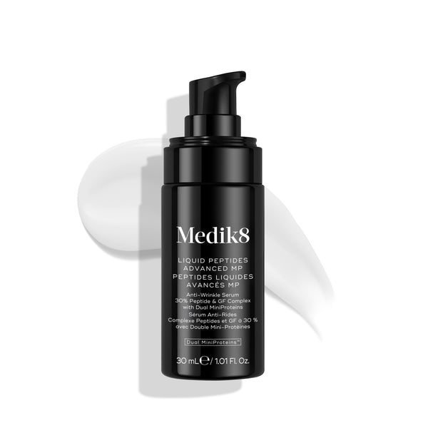 De flacon van Medik8 Liquid Peptides Advanced MP wordt weergegeven tegen een strakke witte achtergrond.
