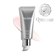 Een zilverkleurige tube Medik8 Crystal Retinal 1 wordt getoond, met rechts daarvan een roze crèmeswatch. Er worden een zegel met “WORLD FIRST PATENTED TECHNOLOGY” en een icoon “DERMATOLOGIST RECOMMENDED” weergegeven.